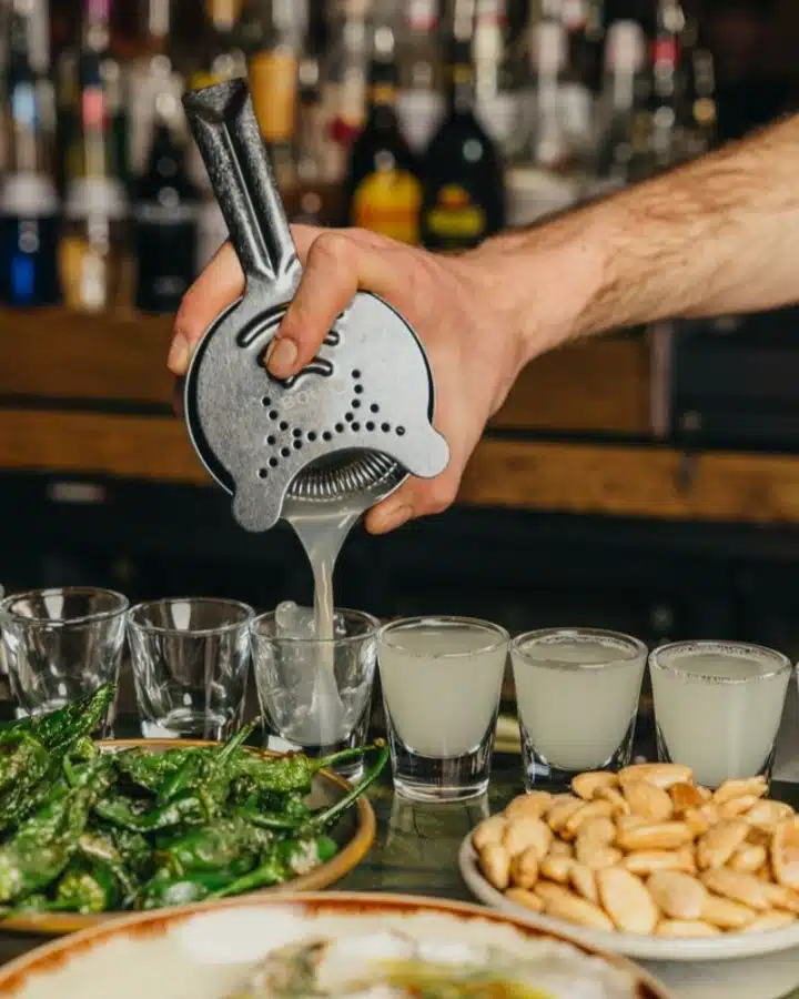 borrel aan de bar